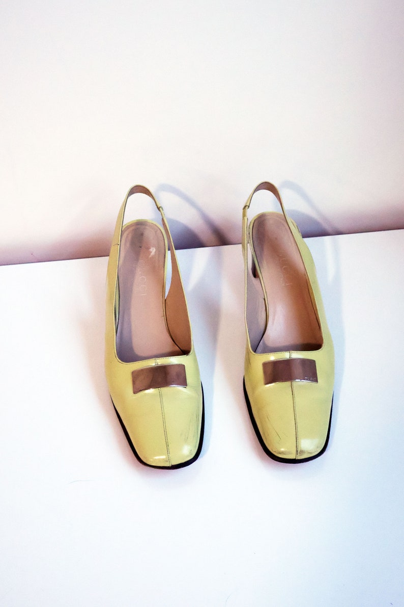 Vintage GUCCI by Tom Ford Yellow Patent Leather Slingback Pumps with Silver Logo Plaque sz 9.5 GG Logo Square Toe Mule Y2K image 2