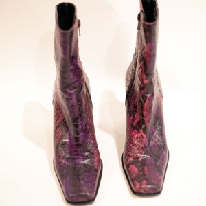 Vintage Faux Snakeskin Purple Pink Ombré Square Toe Ankle Boots sz 7 Nine West Heels Y2K image 4