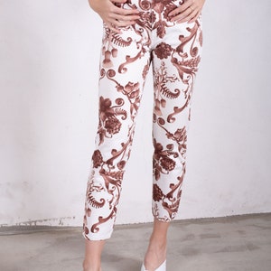 Vintage Moschino White Brown Baroque Print Cropped Jeans sz 25 26 90s Peace Sign Italian Floral Leaf High Waist image 4