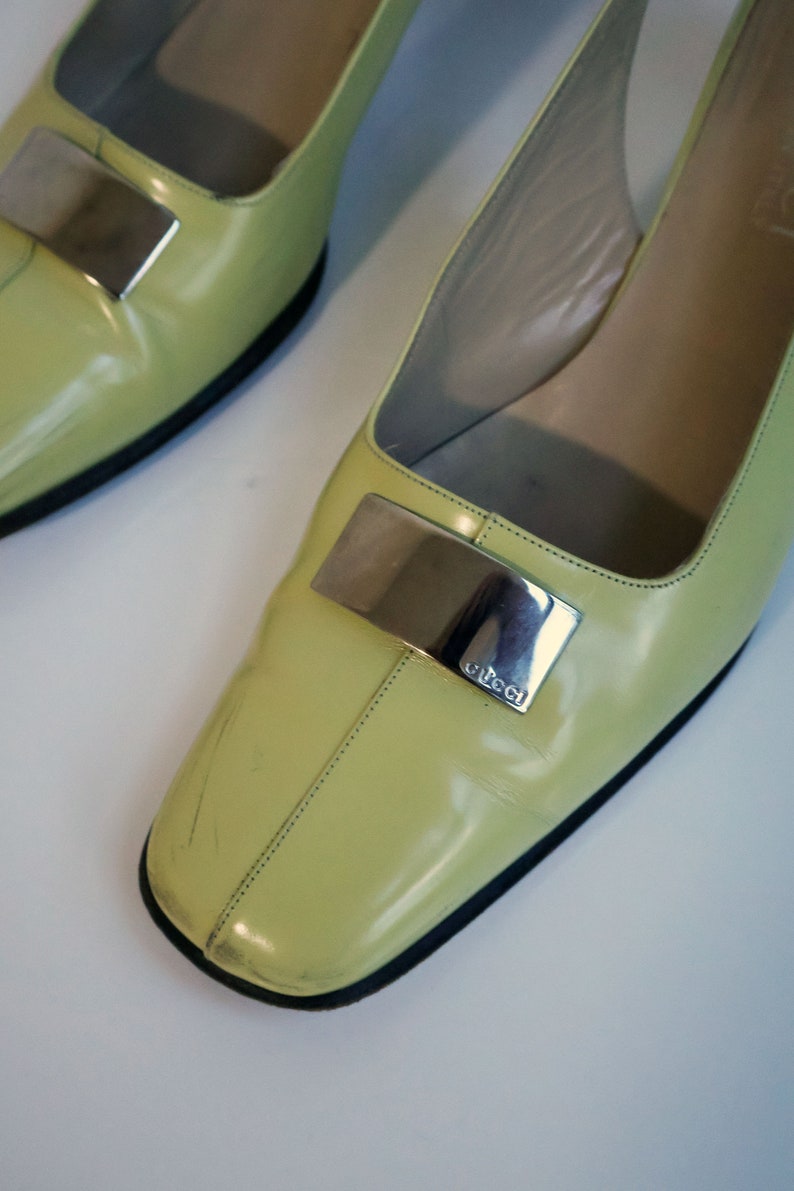 Vintage GUCCI by Tom Ford Yellow Patent Leather Slingback Pumps with Silver Logo Plaque sz 9.5 GG Logo Square Toe Mule Y2K image 3