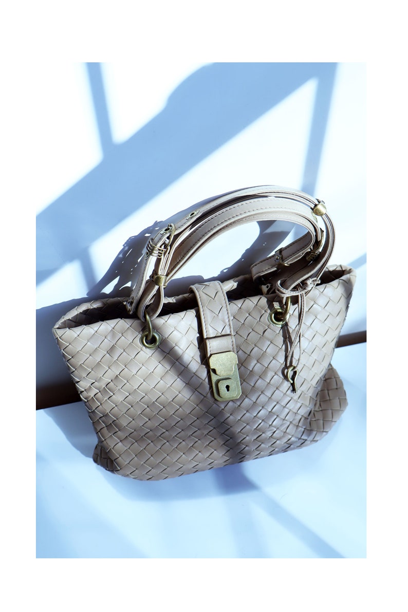 Bottega Veneta NWT Tan Intrecciato Medium Leather Top Handle Bag with Lock and Key Bronze Hardware Woven Minimal Beige 90s Dead Stock Tote image 3