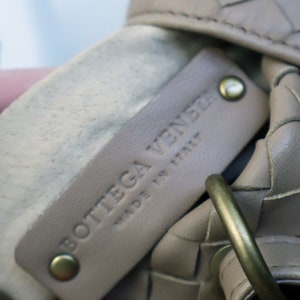 Bottega Veneta NWT Tan Intrecciato Medium Leather Top Handle Bag with Lock and Key Bronze Hardware Woven Minimal Beige 90s Dead Stock Tote image 7