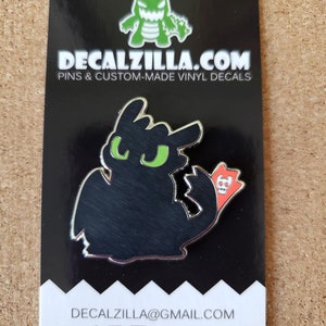 Épingle en émail dur édenté Dragon Comment dresser votre dragon - Parfait pour les sacs à dos, les vêtements et plus encore !