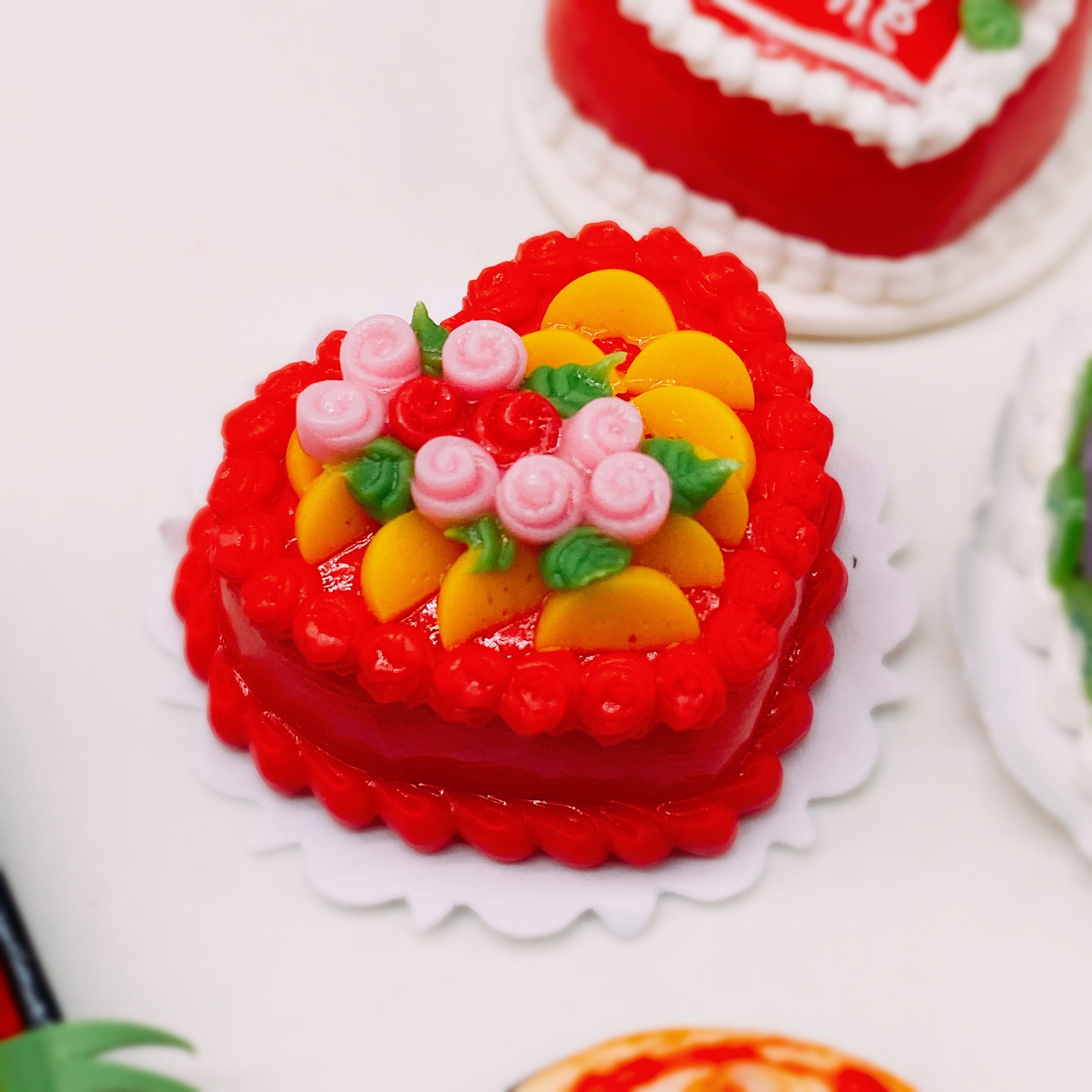 ハンドメイドスタイ　ぷっくりハート　ぷっくりケーキ ミニチュアハートケーキ：粘土ドールハウススイーツ（20～25mm
