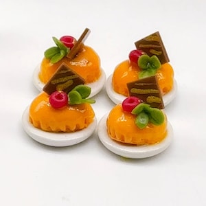 4 pieces Miniature Mini Cake on plate, Miniature Cake for Doll&#39;s house collection scale 1:12