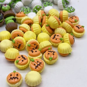 10 pieces Miniature Cupcake Halloween designs for Doll&#39;s house collection, Miniature Sweet dollhouse, Fake Food scale 1:12