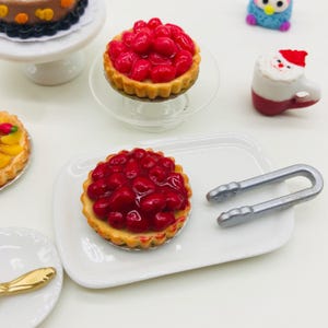 ミニチュアストロベリータルト、ミニチュアフルーツケーキ、ミニチュアベーカリー、ミニチュアスイーツ、ドールハウスケーキ、人形とミニチュア