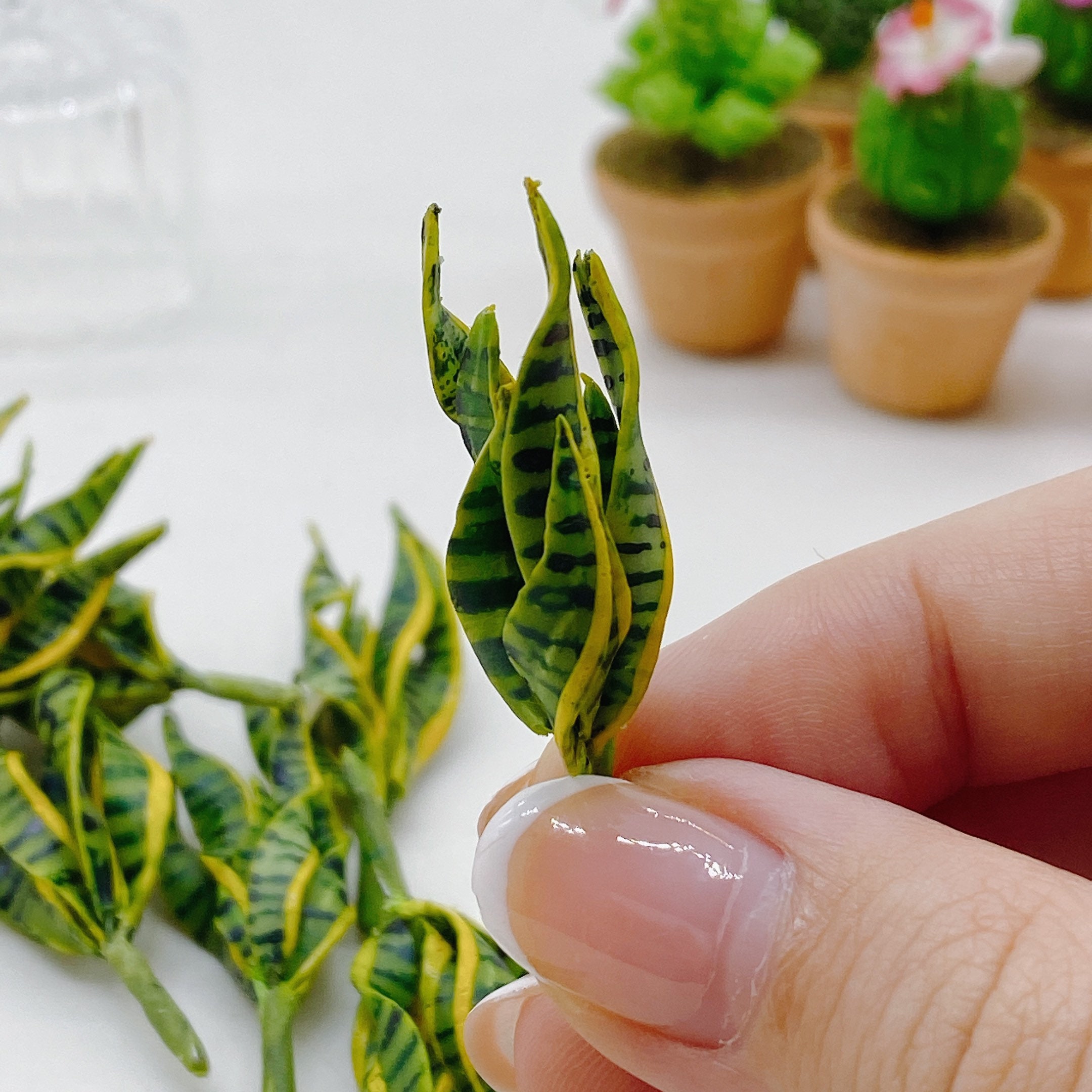 Lot de 14 plantes miniatures pour maison de poupée - Vert - Accessoires de plantes de bonsaï - Maison de poupée - Plante miniature - Plantes en pot - Petites fleurs pour