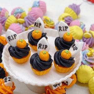 10 pieces Miniature Cupcake Halloween designs for Doll&#39;s house collection, Miniature Sweet dollhouse, Fake Food scale 1:12