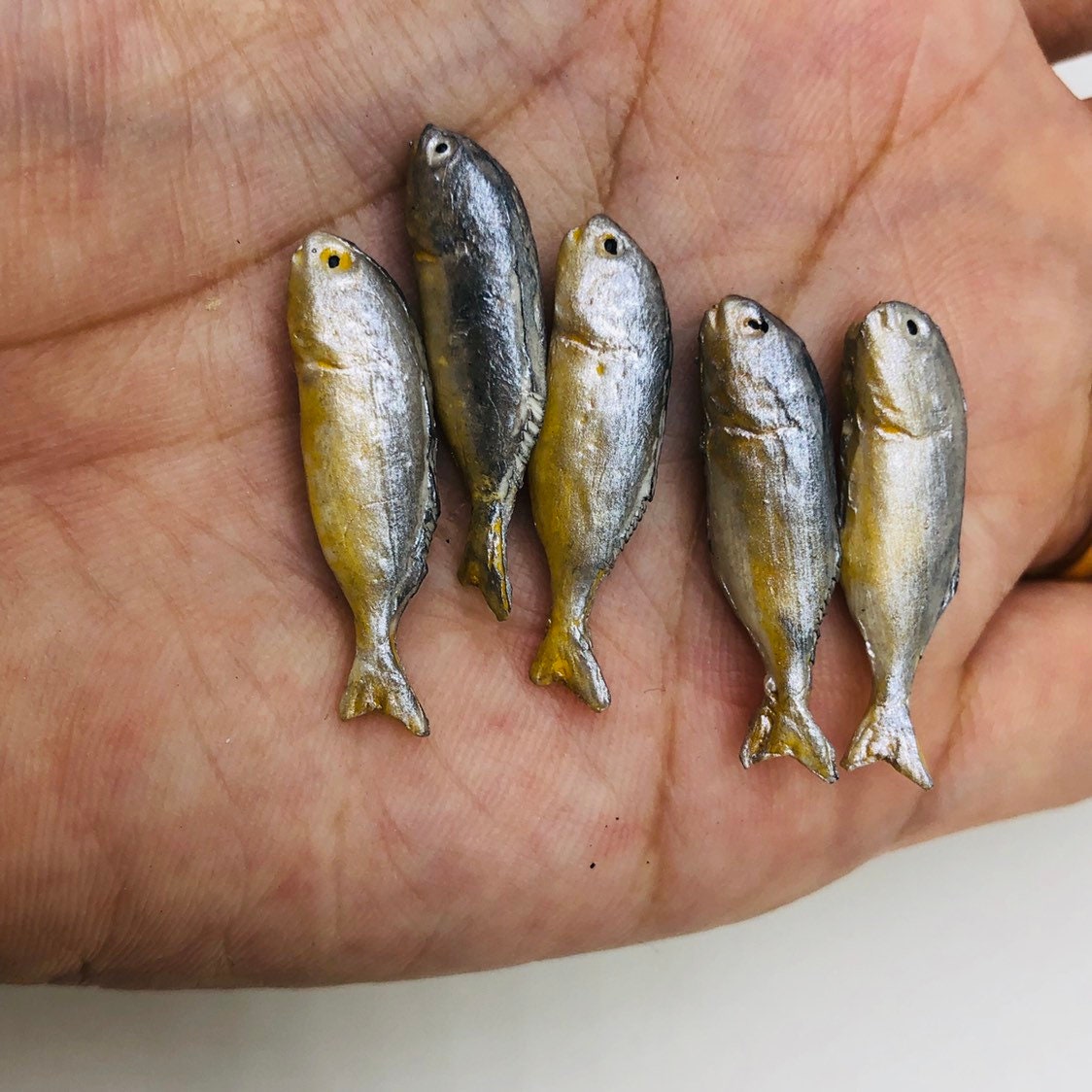 5個のミニチュア魚は空気乾燥粘土で作られ、ミニチュアサバは庭の家の