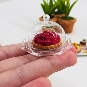 Miniaturowy tort truskawkowy ze szklaną pokrywką i uchwytem na ciasto, Miniaturowy tort tęczowy, Miniaturowa kolekcja słodkich ciast 1:12