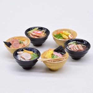 Set Miniatur Ramen Japanisch Küche in Keramik Schälchen Größe 25 mm mit 6 Paar Essstäbchen. Miniatur Essen schmücken Puppenstube