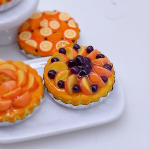 Tarta de manzana y bayas en miniatura, comida falsa en miniatura, pastelería en miniatura, dulces en miniatura, pastel para casa de muñecas, muñecas y miniaturas, joyería en miniatura 1:12