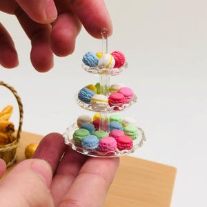 Miniaturowy stojak na makaroniki z makaronikami 20 szt. do kolekcji Domek dla lalek