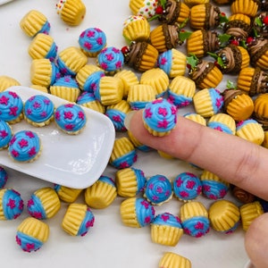 10 pieces Miniature Cupcake for Doll&#39;s house collection, Miniature Sweet dollhouse, Fake Food scale 1:12