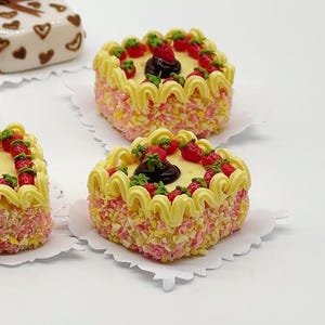 Pastel de arcilla polimérica en miniatura: Pastelería de casa de muñecas (25 mm)
