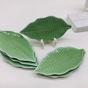 10 pieces Miniature Ceramic plate decorate for dolls house collection.
