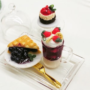 ミニチュアフルーツパイと飲み物、ミニチュアフルーツケーキ、ミニチュアベーカリー、ミニチュアスイーツ、ドールハウスケーキ、人形とミニチュアのセット