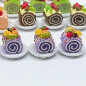 ミニチュアスイートロールケーキ3個、ミニチュアフルーツケーキ、ミニチュアベーカリー、ミニチュアスイーツ、ドールハウスケーキ、人形とミニチュア
