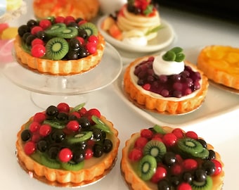 Miniature Fruit Tart with kiwi,Miniature Fruit Cake,Miniature Fake Food,Miniature Sweet,Dollhouse cake,Dolls and miniature,miniature jewelry