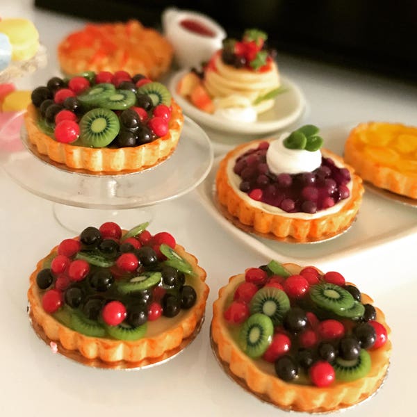 Miniature Fruit Tart with kiwi,Miniature Fruit Cake,Miniature Fake Food,Miniature Sweet,Dollhouse cake,Dolls and miniature,miniature jewelry