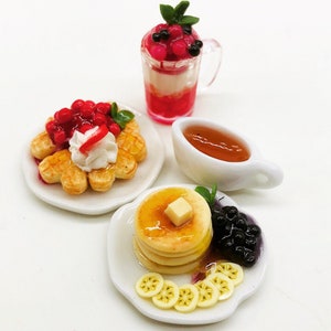 ミニチュアパンケーキと飲み物のセット、ミニチュアフルーツケーキ、ミニチュアベーカリー、ミニチュアスイーツ、ドールハウスケーキ、人形とミニチュア