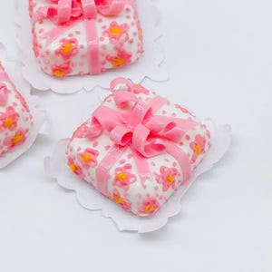 Miniature Pink Ribbon Cake: Dollhouse Fake Food (20/25mm)