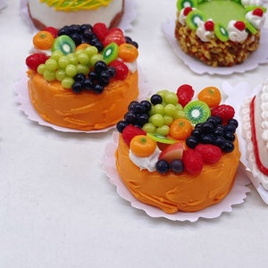 Gâteau aux fruits miniature : faux aliments pour maison de poupée, argile polymère sucré