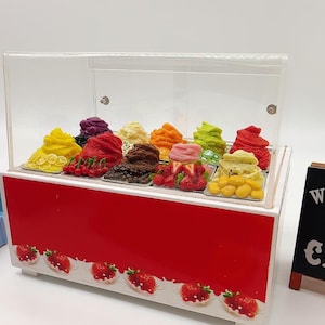 Miniaturowy sklep z lodami, Miniaturowa witryna z lodami Gelato wykonanymi z gliny, Miniaturowa dekoracja szafki do domku dla lalek w skali 1:12