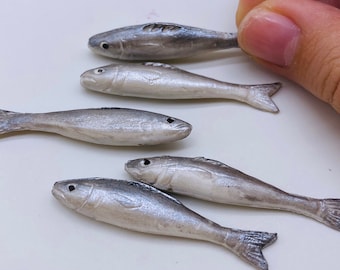 5個のミニチュア魚は、ガーデンハウス1:12スケールで美しくリアルに見えます。