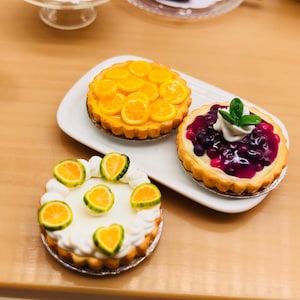 Miniaturowa mieszanka smaków 3 ciast z tacką do kolekcji domków dla lalek