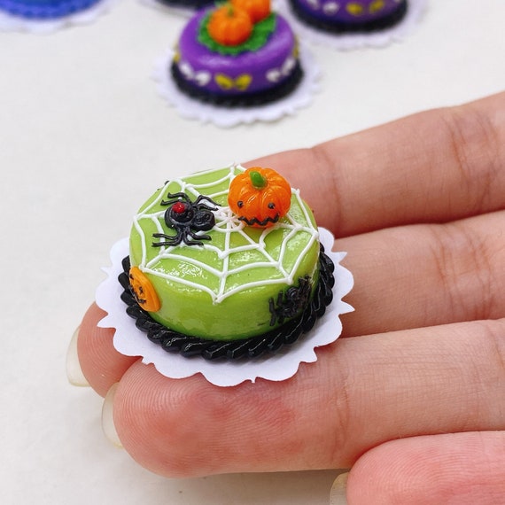 ZXSWEET Halloween Dorf Zubehör Set – Miniatur-Figuren, Bäume, Schädel, Kürbisse & Spinnen Für Grusel-Deko