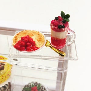 ミニチュアチェリーパフと飲み物のセット、ミニチュアフルーツケーキ、ミニチュアベーカリー、ミニチュアスイーツ、ドールハウスケーキ、人形とミニチュア