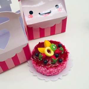 ミニチュアストロベリーフルーツケーキ、ミニチュアスイートフェイクケーキ、ドールハウスケーキ、人形とミニチュアサイズ1:12
