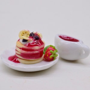 ミニチュアパンケーキ ストロベリーソース添え、ミニチュアフルーツケーキ、ミニチュアベーカリー、ミニチュアスイーツ、ドールハウスケーキ、人形とミニチュア