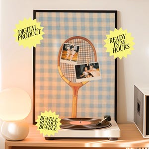 Puede incluir: Una obra de arte enmarcada con una raqueta de tenis vintage y dos fotografías sobre un fondo a cuadros azul y blanco. Un tocadiscos blanco con un disco de vinilo está sobre una superficie de madera. El texto en la imagen dice "DIGITAL PRODUCT", "READY IN 24 HOURS" y "BUNDLE BUNDLE BUNDLE".