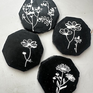 Set di sottobicchieri in argilla botanica fatti a mano – Design floreale bianco e nero (sigillato)