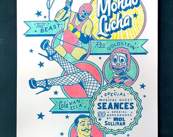 Puede incluir: Un colorido cartel de evento Mondo Lucha con ilustraciones de luchadores y el texto "Mondo Lucha." El cartel incluye la fecha "19 de septiembre de 2025" y los nombres "Red Goldstein" y "Mol Sullivan." El diseño utiliza rojo, azul, amarillo y verde.