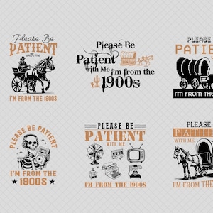 Op de afbeelding: Zes ontwerpen met de tekst "Please Be Patient with Me, I'm from the 1900s". De illustraties bevatten een paardenkoets, een huifkar en andere vintage items. De ontwerpen zijn in zwart, wit en bruin.