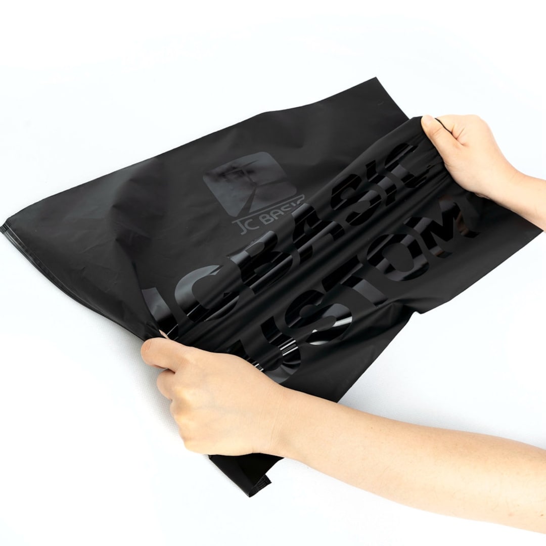 custom-matte-black-plastic-packaging-zipper-bags-for-apparel-slider