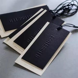Etiquetas colgantes de lujo personalizadas en relieve, etiquetas de cartón negras de 800 g/m² para prendas de vestir, etiquetas para ropa