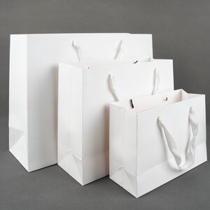 100pcs Customized kraft Paper Bag with Logo, Gift Bags, White Clothes Merchandise Bags, Personalized High Quality Eco-Friendly Shopping Bags
