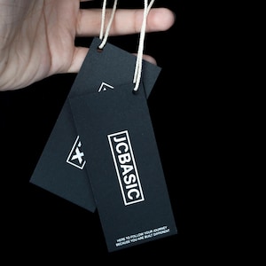 Étiquette pour vêtements avec logo noir personnalisé, étiquettes volantes personnalisées, étiquettes pivotantes, étiquettes de conception d&#39;emballage, étiquette de marque, étiquettes de prix