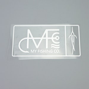 K&ouml;nnte beinhalten: Wei&szlig;er Aufkleber mit einem Logo, das "MY FISHING CO." sagt, und einem stilisierten Fischdesign.