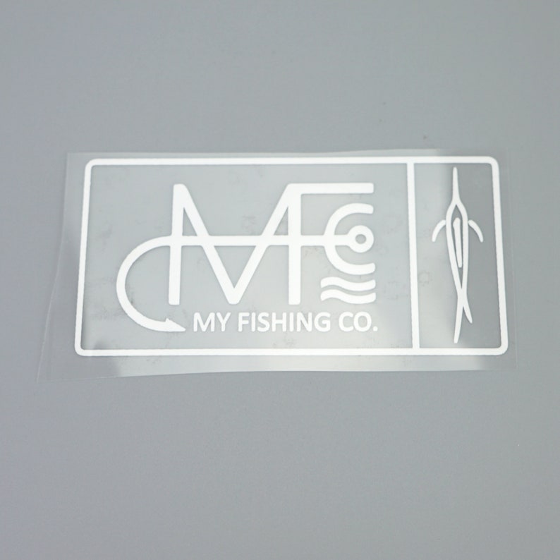 K&ouml;nnte beinhalten: Wei&szlig;er Aufkleber mit einem Logo, das "MY FISHING CO." sagt, und einem stilisierten Fischdesign.