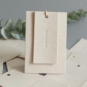 Étiquettes volantes personnalisées, Lot d'étiquettes volantes, Conception d'étiquettes volantes pour sac, Etiquette pour vêtements professionnels, Étiquettes pour vêtements, T-shirt avec étiquette volante, Étiquette suspendue pour vêtements