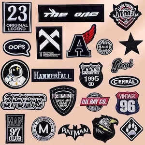 Può includere: Collezione di toppe ricamate in varie forme e design. Include toppe con testi come "OOPS", "SPORTS" e "BATMAN". Presenta una stella nera, un'ala rossa e un astronauta.