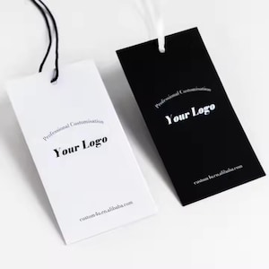 Etiqueta de papel colgante de lujo para jeans reciclados, etiqueta colgante personalizada impresa en relieve, etiqueta colgante de cartón para ropa, logotipo propio