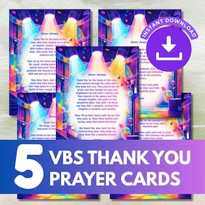 Op de afbeelding: Een set van vijf digitale VBS-bedankkaarten met gebeden, voorzien van een kleurrijke podiumachtergrond met spotlights, confetti en bellen. De kaarten bevatten gedrukte tekst gericht aan Jezus, waarin dankbaarheid voor leraren en vrijwilligers wordt geuit.