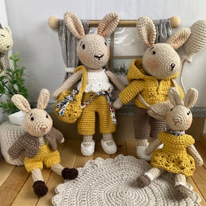 Famille doudou poupée lapin enfant jouet vêtement poupon fait main crochet. Famille Lapinou. image 1